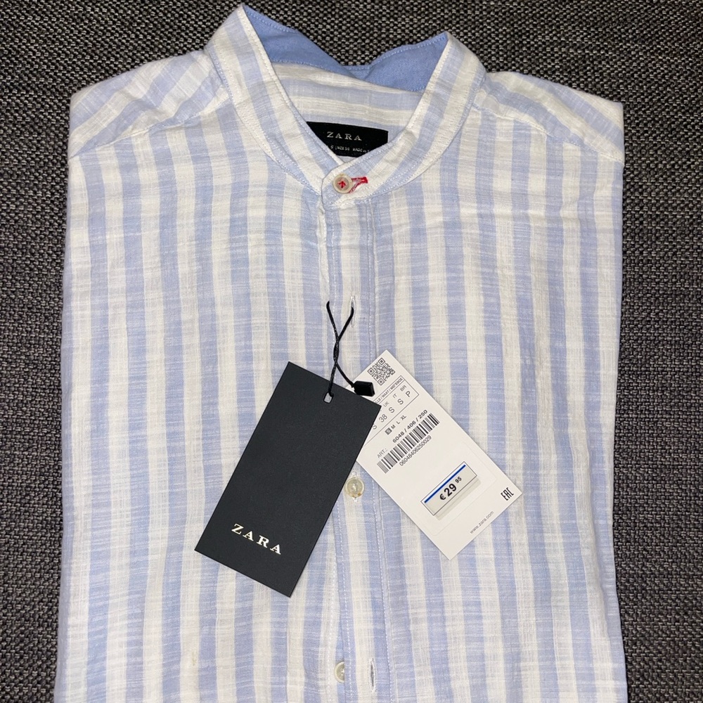 Zara Men’s Relaxed Fit Button Down. Light blue and white stripes. Size small.